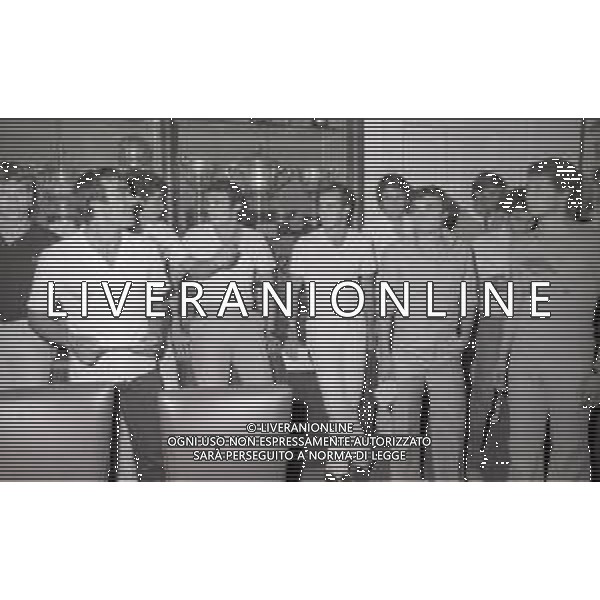 1977 MILANO RADUNO INTER IN SEDE NELLAFOTO I GIOCATORI DELL\'INTER AL RADUNO NELLA SEDE IN PIAZZA CASTELLO PRIMA DELLA PARTENZA PER IL RITIRO ESTIVO AG ALDO LIVERANI SAS 