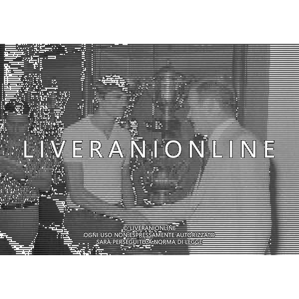 1977 MILANO RADUNO INTER IN SEDE NELLAFOTO ALESSANDRO ALTOBELLI STRINGE LA MANO A EUGENIO BERSELLINI AG ALDO LIVERANI SAS
