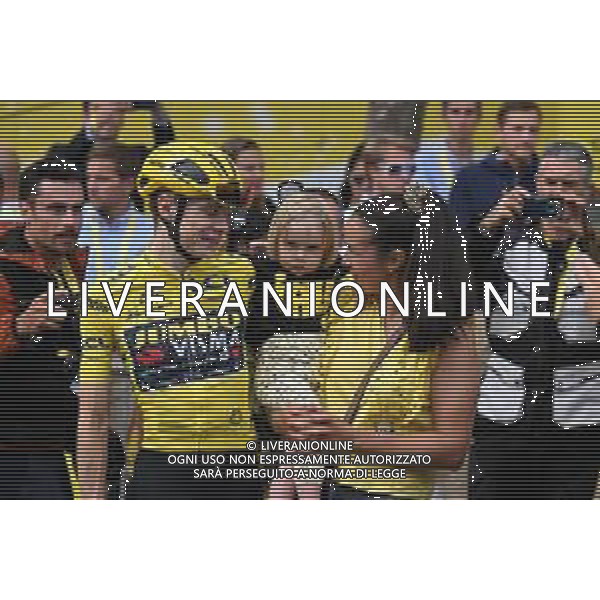 23-07-2023 Tour De France; Tappa 21 Saint Quentin En Yvelines - Paris; 2023, Jumbo - Visma; Vingegaard, Jonas; Moglie Vingegaard, Jonas; Figlia Vingegaard, Jonas; Paris; ©SIROTTI/AGENZIA ALDO LIVERANI SAS