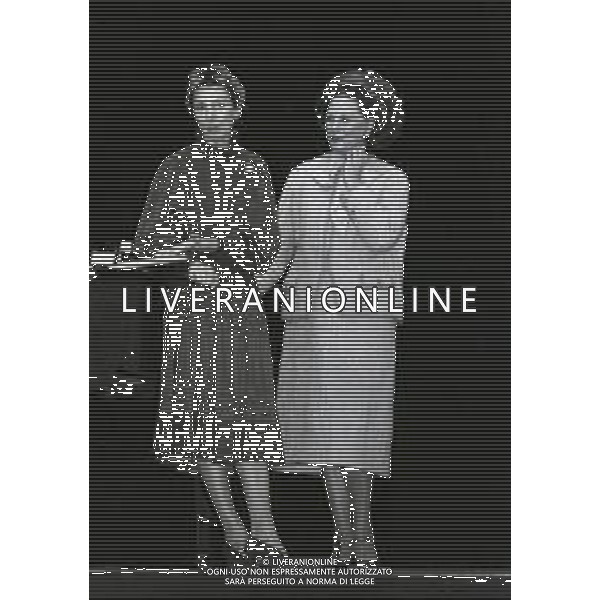 NEG-RETROSPETTIVA RENATA REBALDI CANTANTE LIRICA NELLA FOTO RENATA TEBALDI A MILANO ALLA PRESENTAZIONE DEL LIBRO“VOCE D\'ANGELO“ CON CARLA MARIA CASANOVA NELL\'ANNO 1981 AG ALDO LIVERANI SAS 