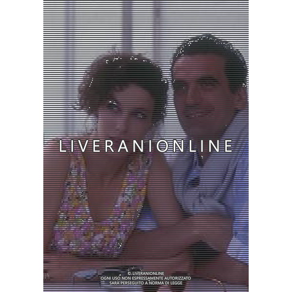RETROSPETTIVA MASSIMO TROISI ATTORE NELLA FOTO MASSIMO TROISI CON CLARISSA BURT A CANNES NELL\'ANNO 1989 AG ALDO LIVERANI SAS