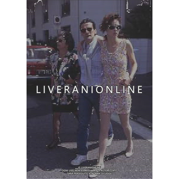 RETROSPETTIVA MASSIMO TROISI ATTORE NELLA FOTO MASSIMO TROISI CON CLARISSA BURT A CANNES NELL\'ANNO 1989 AG ALDO LIVERANI SAS