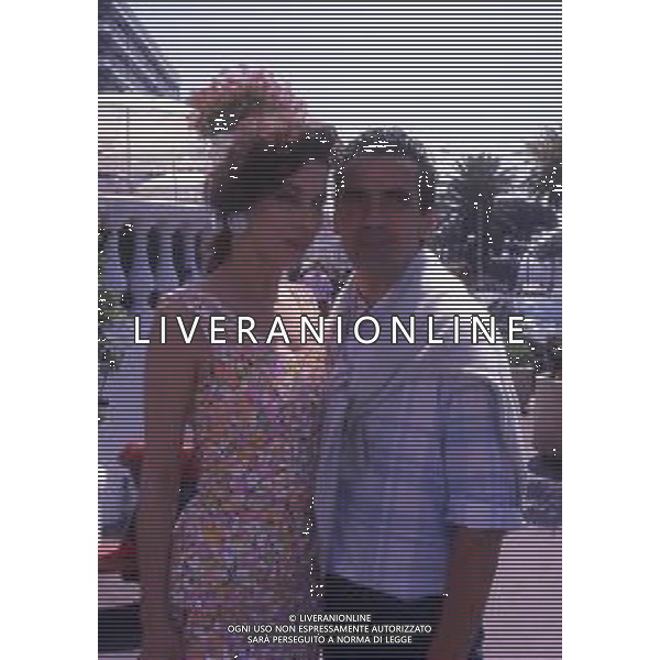 RETROSPETTIVA MASSIMO TROISI ATTORE NELLA FOTO MASSIMO TROISI CON CLARISSA BURT A CANNES NELL\'ANNO 1989 AG ALDO LIVERANI SAS