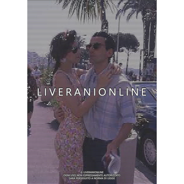 RETROSPETTIVA MASSIMO TROISI ATTORE NELLA FOTO MASSIMO TROISI CON CLARISSA BURT A CANNES NELL\'ANNO 1989 AG ALDO LIVERANI SAS