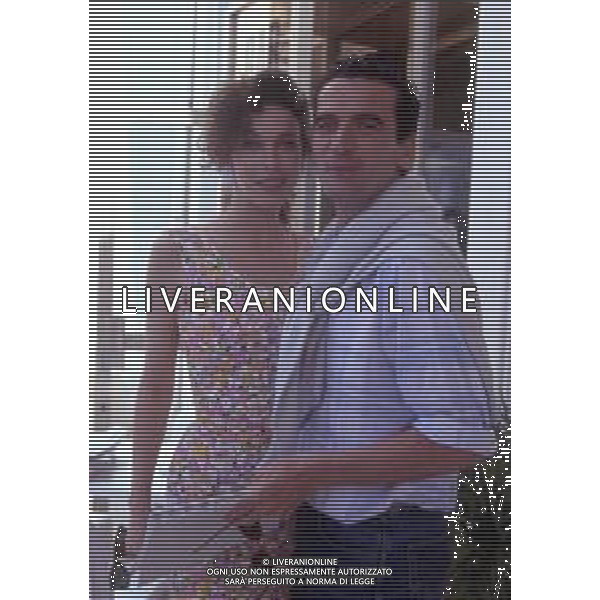 RETROSPETTIVA MASSIMO TROISI ATTORE NELLA FOTO MASSIMO TROISI CON CLARISSA BURT A CANNES NELL\'ANNO 1989 AG ALDO LIVERANI SAS