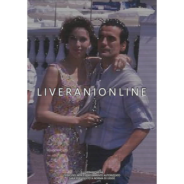RETROSPETTIVA MASSIMO TROISI ATTORE NELLA FOTO MASSIMO TROISI CON CLARISSA BURT A CANNES NELL\'ANNO 1989 AG ALDO LIVERANI SAS