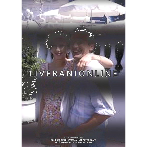 RETROSPETTIVA MASSIMO TROISI ATTORE NELLA FOTO MASSIMO TROISI CON CLARISSA BURT A CANNES NELL\'ANNO 1989 AG ALDO LIVERANI SAS