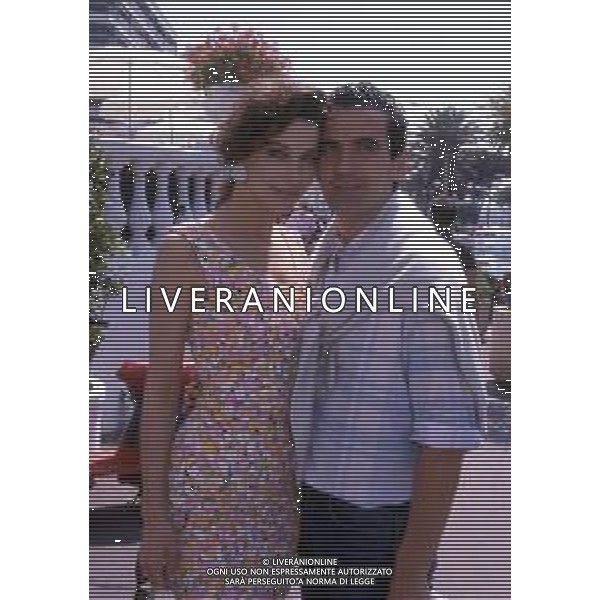 RETROSPETTIVA MASSIMO TROISI ATTORE NELLA FOTO MASSIMO TROISI CON CLARISSA BURT A CANNES NELL\'ANNO 1989 AG ALDO LIVERANI SAS