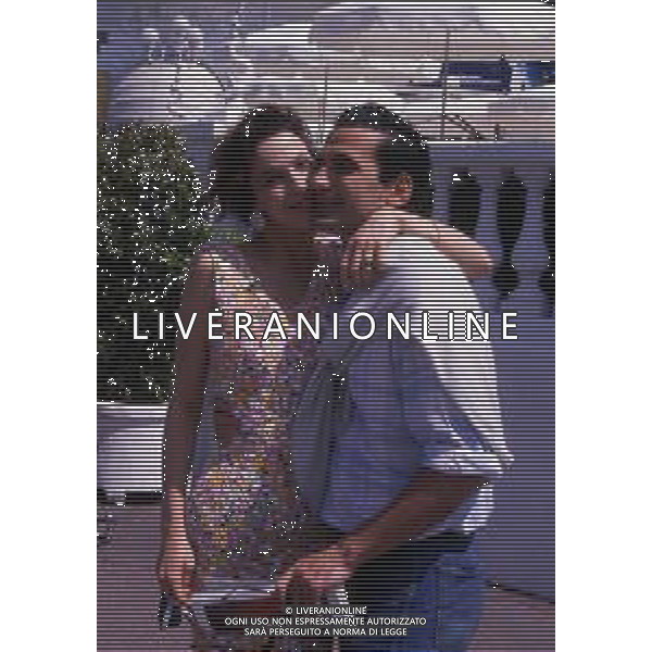 RETROSPETTIVA MASSIMO TROISI ATTORE NELLA FOTO MASSIMO TROISI CON CLARISSA BURT A CANNES NELL\'ANNO 1989 AG ALDO LIVERANI SAS