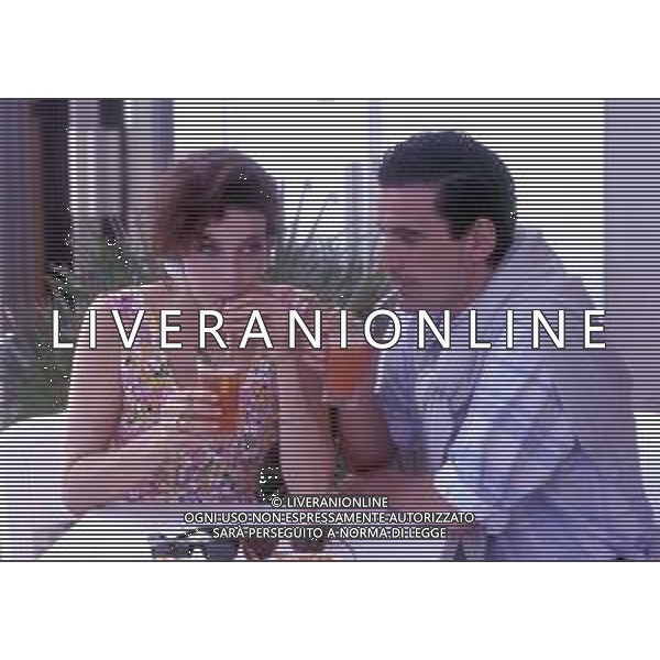 RETROSPETTIVA MASSIMO TROISI ATTORE NELLA FOTO MASSIMO TROISI CON CLARISSA BURT A CANNES NELL\'ANNO 1989 AG ALDO LIVERANI SAS