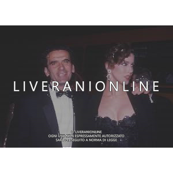 DIAP-RETROSPETTIVA MASSIMO TROISI ATTORE NELLA FOTO MASSIMO TROISI E CLARISSA BURT A VENEZIA NELL\'ANNO 1989 AG ALDO LIVERANI SAS