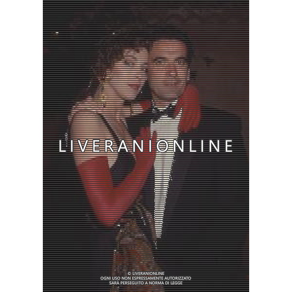 DIAP-RETROSPETTIVA MASSIMO TROISI ATTORE NELLA FOTO MASSIMO TROISI E CLARISSA BURT A VENEZIA NELL\'ANNO 1989 AG ALDO LIVERANI SAS