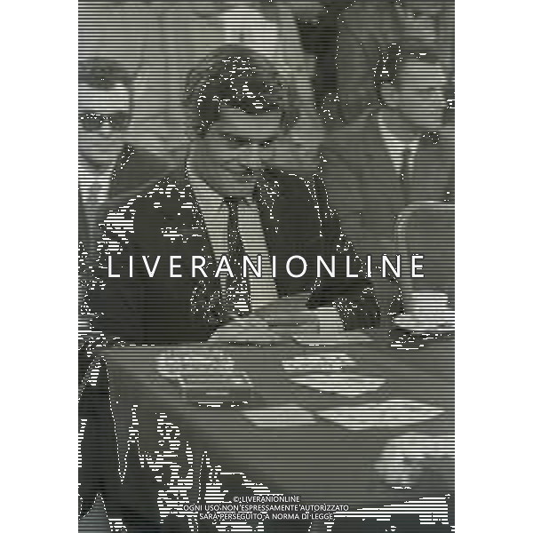 NEG-RETROSPETTIVA OMAR SHARIF ATTORE E GIOCATORE DI BRIDGE NELLA FOTO OMAR SHARIF A MILANO PER UN TORNEO DI CARTE AL CASTELLO SFORZESCO NELL\'ANNO 1968 AG ALDO LIVERANI SAS