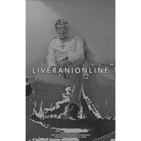 NEG-RETROSPETTIVA OMAR SHARIF ATTORE E GIOCATORE DI BRIDGE NELLA FOTO OMAR SHARIF A PARIGI NELL\'ANNO 1969 AG ALDO LIVERANI SAS 