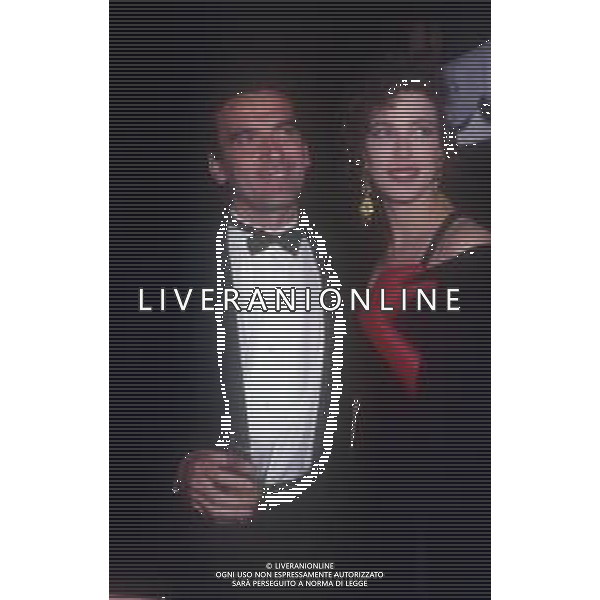 DIAP-RETROSPETTIVA MASSIMO TROISI ATTORE NELLA FOTO MASSIMO TROSI E CLARISSA BURT A VENEZIA NELL\'ANNO 1989 AG ALDO LIVERANI SAS
