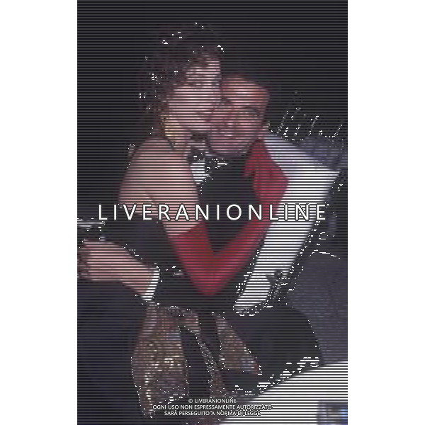 DIAP-RETROSPETTIVA MASSIMO TROISI ATTORE NELLA FOTO MASSIMO TROSI E CLARISSA BURT A VENEZIA NELL\'ANNO 1989 AG ALDO LIVERANI SAS