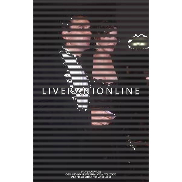 DIAP-RETROSPETTIVA MASSIMO TROISI ATTORE NELLA FOTO MASSIMO TROSI E CLARISSA BURT A VENEZIA NELL\'ANNO 1989 AG ALDO LIVERANI SAS