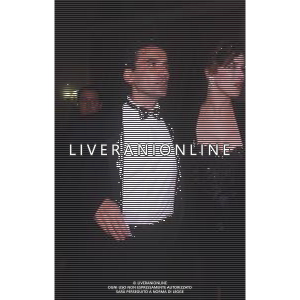 DIAP-RETROSPETTIVA MASSIMO TROISI ATTORE NELLA FOTO MASSIMO TROSI E CLARISSA BURT A VENEZIA NELL\'ANNO 1989 AG ALDO LIVERANI SAS