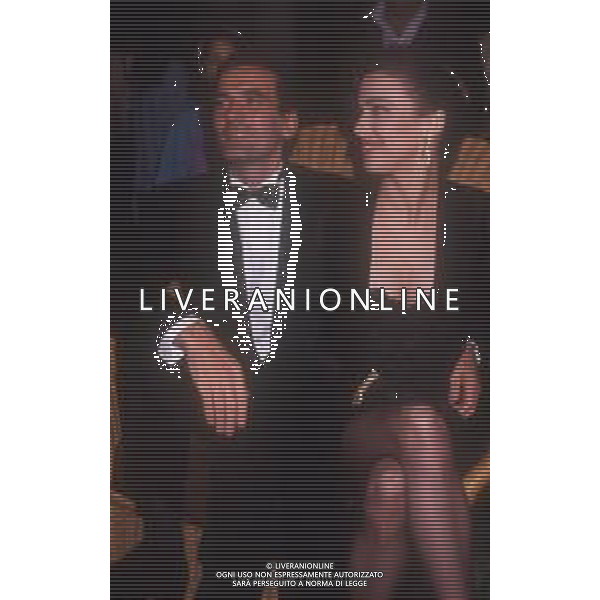DIAP-RETROSPETTIVA MASSIMO TROISI ATTORE NELLA FOTO MASSIMO TROSI E CLARISSA BURT A VENEZIA NELL\'ANNO 1989 AG ALDO LIVERANI SAS