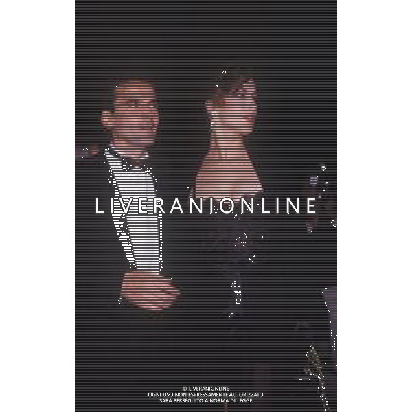 DIAP-RETROSPETTIVA MASSIMO TROISI ATTORE NELLA FOTO MASSIMO TROSI E CLARISSA BURT A VENEZIA NELL\'ANNO 1989 AG ALDO LIVERANI SAS