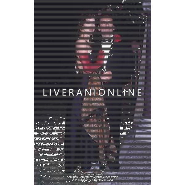 DIAP-RETROSPETTIVA MASSIMO TROISI ATTORE NELLA FOTO MASSIMO TROSI E CLARISSA BURT A VENEZIA NELL\'ANNO 1989 AG ALDO LIVERANI SAS
