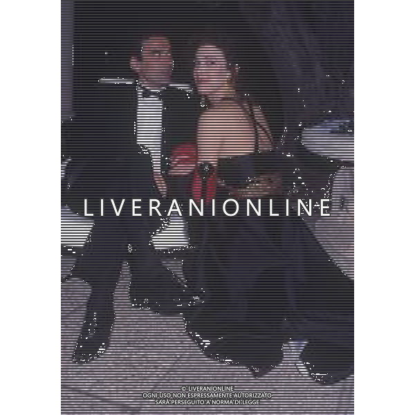 DIAP-RETROSPETTIVA MASSIMO TROISI ATTORE NELLA FOTO MASSIMO TROSI E CLARISSA BURT A VENEZIA NELL\'ANNO 1989 AG ALDO LIVERANI SAS