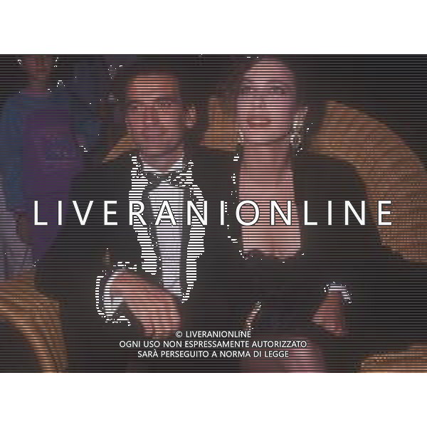 DIAP-RETROSPETTIVA MASSIMO TROISI ATTORE NELLA FOTO MASSIMO TROSI E CLARISSA BURT A VENEZIA NELL\'ANNO 1989 AG ALDO LIVERANI SAS