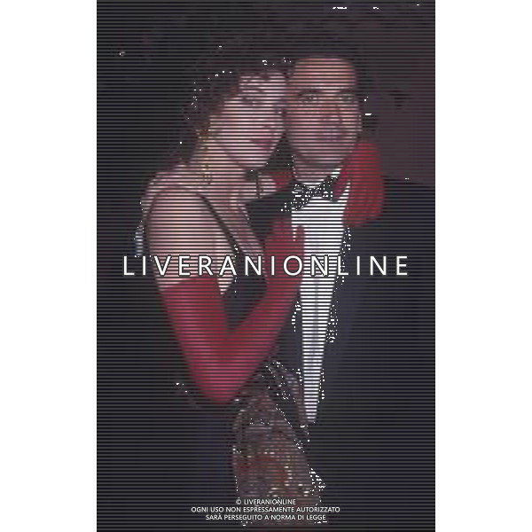 DIAP-RETROSPETTIVA MASSIMO TROISI ATTORE NELLA FOTO MASSIMO TROSI E CLARISSA BURT A VENEZIA NELL\'ANNO 1989 AG ALDO LIVERANI SAS