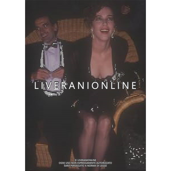 DIAP-RETROSPETTIVA MASSIMO TROISI ATTORE NELLA FOTO MASSIMO TROSI E CLARISSA BURT A VENEZIA NELL\'ANNO 1989 AG ALDO LIVERANI SAS