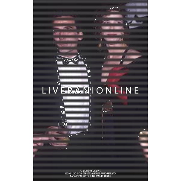 DIAP-RETROSPETTIVA MASSIMO TROISI ATTORE NELLA FOTO MASSIMO TROSI E CLARISSA BURT A VENEZIA NELL\'ANNO 1989 AG ALDO LIVERANI SAS