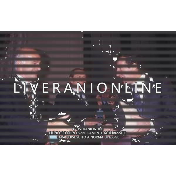 DIAP-RETROSPETTIVA ARRIGO SACCHI ALLENATORE MILAN NELLA FOTO ARRIGO SACCHI A MILANO 1987-1988 CON PAOLO PILLITTERI E SILVIO BERLUSCONI PER LA CONSEGNA DELL\'AMBROGINO D\'ORO AG ALDO LIVERANI SAS