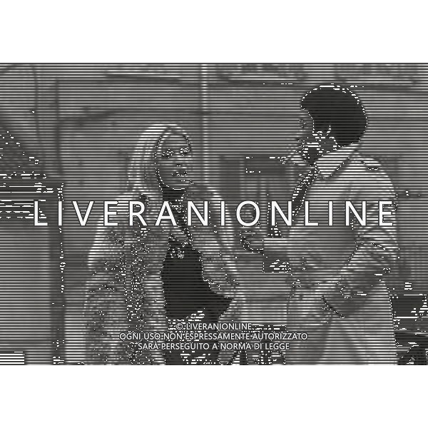 NEG-1974 MILANO WESS JOHNSON E DORI GHEZZI CANTANTI NELLA FOTO WESS JOHNSON E DORI GHEZZI SUI NAVIGLI A MILANO AG ALDO LIVERANI SAS