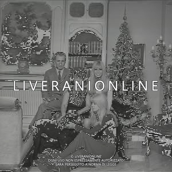 NEG -1969 MILANO RETROSPETTIVA DORI GHEZZI CANTANTE NELLA FOTO DORI GHEZZI A NATALE CON LA FAMIGLIA AG ALDO LIVERANI SAS