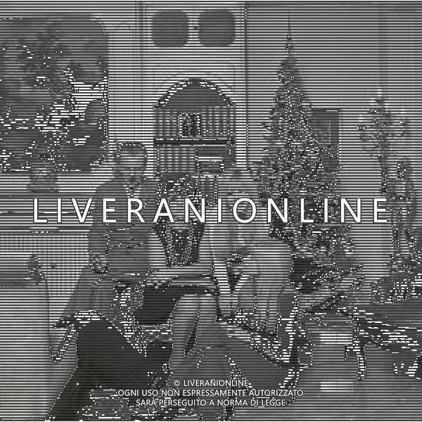 NEG -1969 MILANO RETROSPETTIVA DORI GHEZZI CANTANTE NELLA FOTO DORI GHEZZI A NATALE CON LA FAMIGLIA AG ALDO LIVERANI SAS
