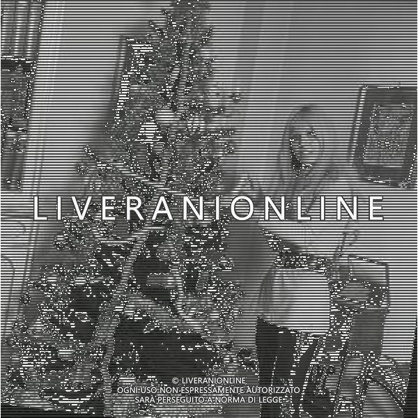NEG -1969 MILANO RETROSPETTIVA DORI GHEZZI CANTANTE NELLA FOTO DORI GHEZZI A NATALE CON LA FAMIGLIA AG ALDO LIVERANI SAS