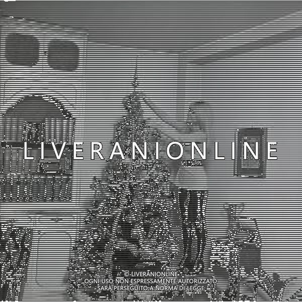 NEG -1969 MILANO RETROSPETTIVA DORI GHEZZI CANTANTE NELLA FOTO DORI GHEZZI A NATALE CON LA FAMIGLIA AG ALDO LIVERANI SAS