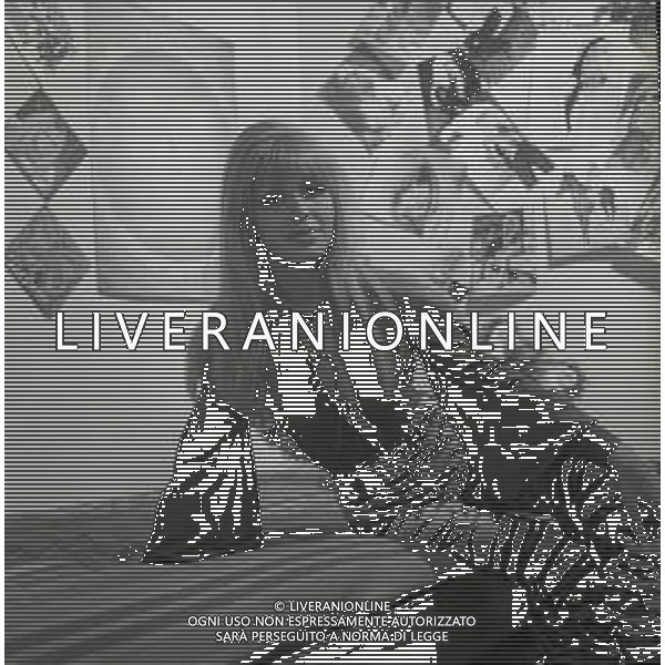NEG-RETROSPETTIVA DORI GHEZZI CANTANTE NELLA FOTO DORI GHEZZI NELLA SUA ABITAZIONE NELL\'ANNO 1970 AG ALDO LIVERANI SAS