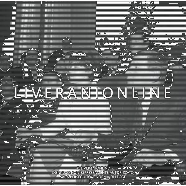 NEG-RETROSPETTIVA RENATO RASCEL ATTORE NELLA FOTO RENATO RASCEL CON HUGUETTE CARTIER A MILANO PER IL LORO MATRIMONIO IL GIORNO 03-01-1966 AG ALDO LIVERANI SAS