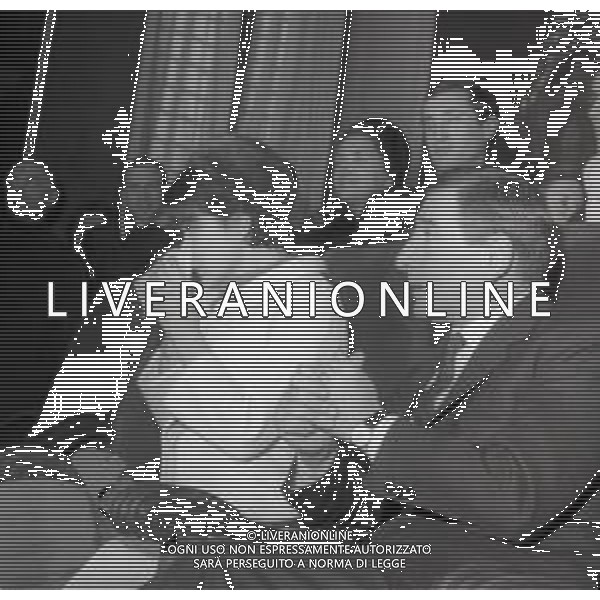 NEG-RETROSPETTIVA RENATO RASCEL ATTORE NELLA FOTO RENATO RASCEL CON HUGUETTE CARTIER A MILANO PER IL LORO MATRIMONIO IL GIORNO 03-01-1966 AG ALDO LIVERANI SAS