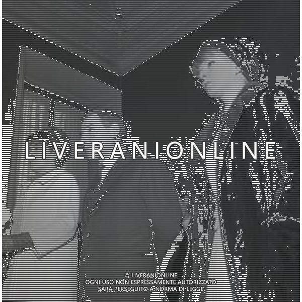 NEG-RETROSPETTIVA RENATO RASCEL ATTORE NELLA FOTO RENATO RASCEL CON HUGUETTE CARTIER A MILANO PER IL LORO MATRIMONIO IL GIORNO 03-01-1966 AG ALDO LIVERANI SAS
