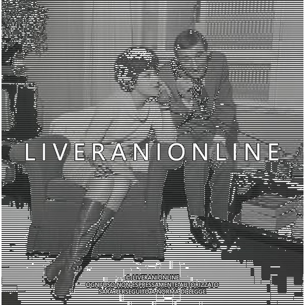 NEG-RETROSPETTIVA RENATO RASCEL ATTORE NELLA FOTO RENATO RASCEL CON HUGUETTE CARTIER A MILANO IL GIORNO 03-01-1966 AG ALDO LIVERANI SAS