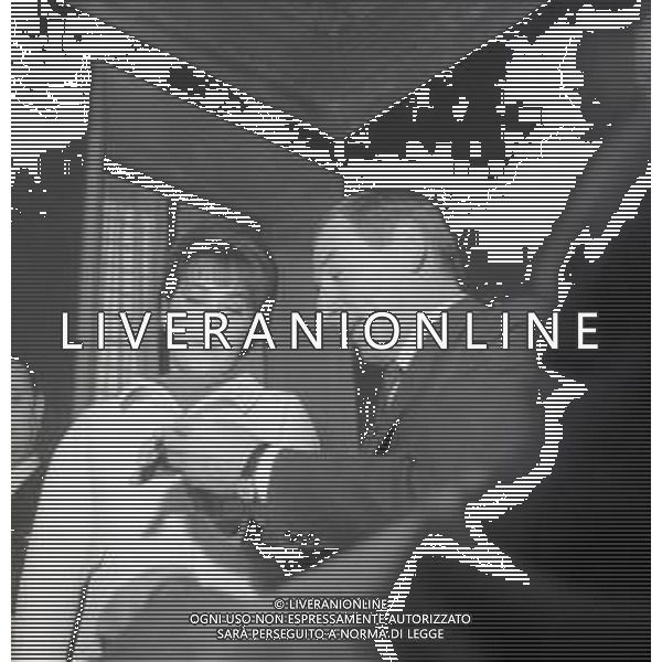 NEG-RETROSPETTIVA RENATO RASCEL ATTORE NELLA FOTO RENATO RASCEL CON HUGUETTE CARTIER A MILANO PER IL LORO MATRIMONIO IL GIORNO 03-01-1966 AG ALDO LIVERANI SAS