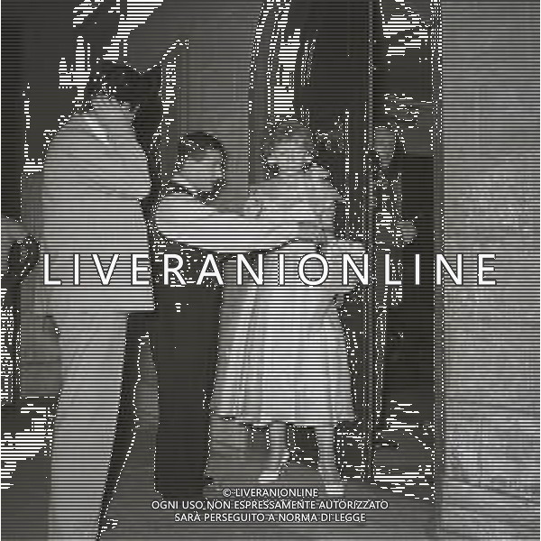 NEG-RETROSPETTIVA RENATO RASCEL ATTORE NELLA FOTO RENATO RASCEL NELL\'ANNO 1950 A ROMA CON VALENTINA CORTESE AG ALDO LIVERANI SAS 