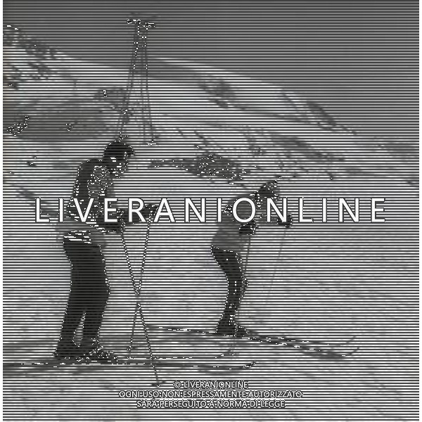 NEG-RETROSPETTIVA RENATO RASCEL ATTORE NELLA FOTO RENATO RASCEL A CERVINIA NELL\'ANNO 1965 AG ALDO LIVERANI SAS  