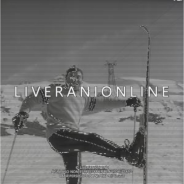 NEG-RETROSPETTIVA RENATO RASCEL ATTORE NELLA FOTO RENATO RASCEL A CERVINIA NELL\'ANNO 1965 AG ALDO LIVERANI SAS  