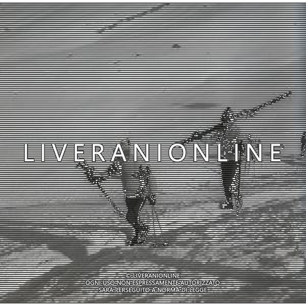 NEG-RETROSPETTIVA RENATO RASCEL ATTORE NELLA FOTO RENATO RASCEL A CERVINIA NELL\'ANNO 1965 AG ALDO LIVERANI SAS  