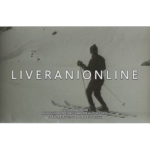 NEG-RETROSPETTIVA RENATO RASCEL ATTORE NELLA FOTO RENATO RASCEL A CERVINIA NELL\'ANNO 1965 AG ALDO LIVERANI SAS  
