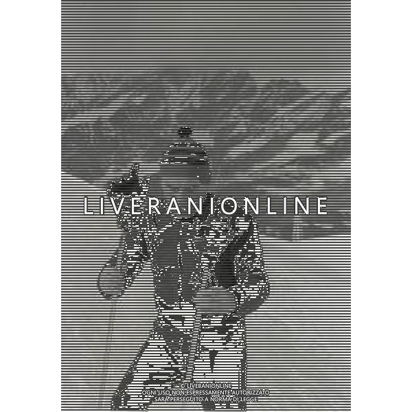 NEG-RETROSPETTIVA RENATO RASCEL ATTORE NELLA FOTO RENATO RASCEL A CERVINIA NELL\'ANNO 1965 AG ALDO LIVERANI SAS  