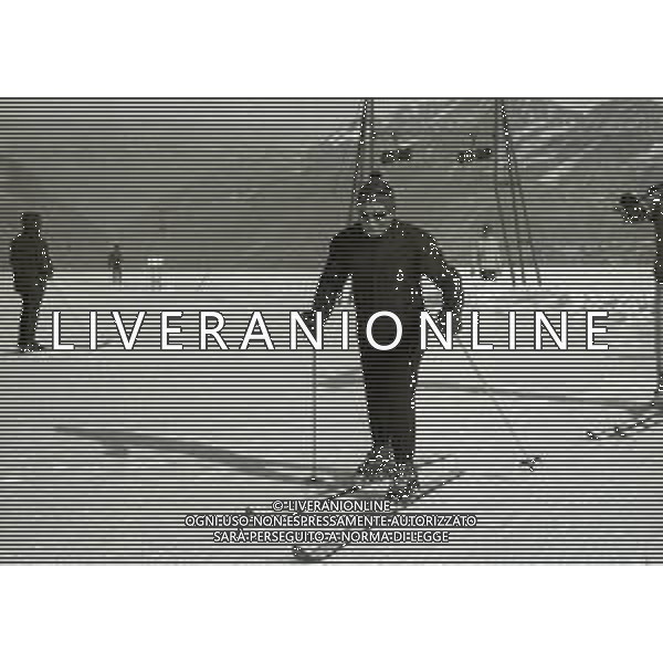 NEG-RETROSPETTIVA RENATO RASCEL ATTORE NELLA FOTO RENATO RASCEL A CERVINIA NELL\'ANNO 1965 AG ALDO LIVERANI SAS  