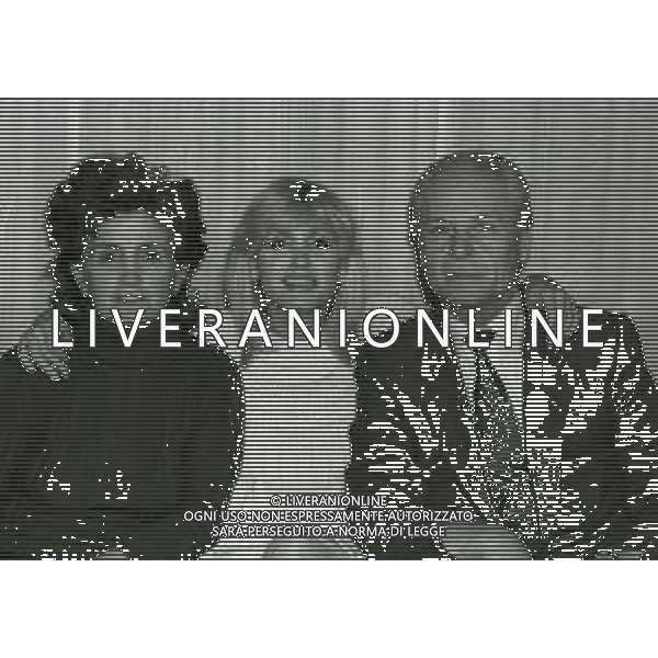 1983 MILANO RETROSPETTIVA DORI GHEZZI CANTANTE NELLA FOTO DORI GHEZZI CON I SUOI GENITORI AG ALDO LIVERANI SAS